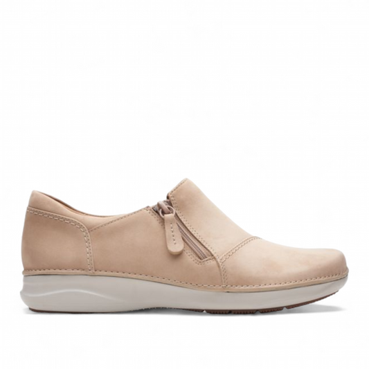 CLARKS APPLEY ZIP - SAND NUBUCK